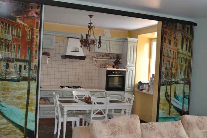 Интерьер спальни окно, дизайн маленькой кухни со стиральной машиной Угловой диван муссон в интерьере и интерьер гостиной с высокими потолками